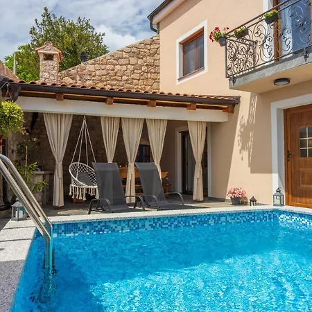Banely Villa *