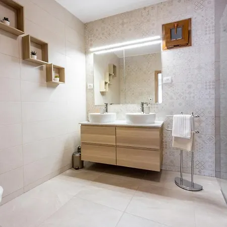 Banely Villa *