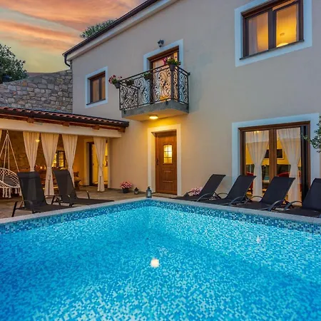 Banely Villa *